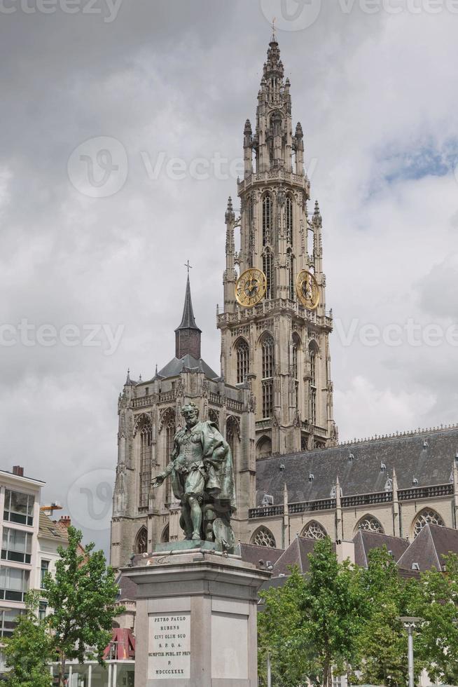 Vista de una catedral de nuestra señora en Amberes, Bélgica foto