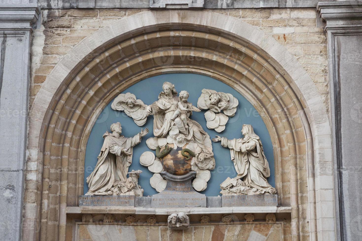 Bajorrelieve por encima de las puertas de entrada de la iglesia de San Pablo con la imagen de los santos Amberes, Bélgica foto