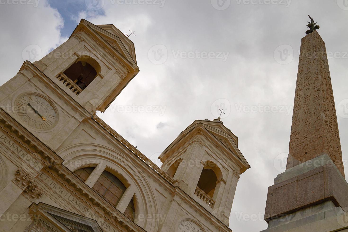 Campanarios gemelos de la iglesia renacentista trinita dei monti con obelisco egipcio foto