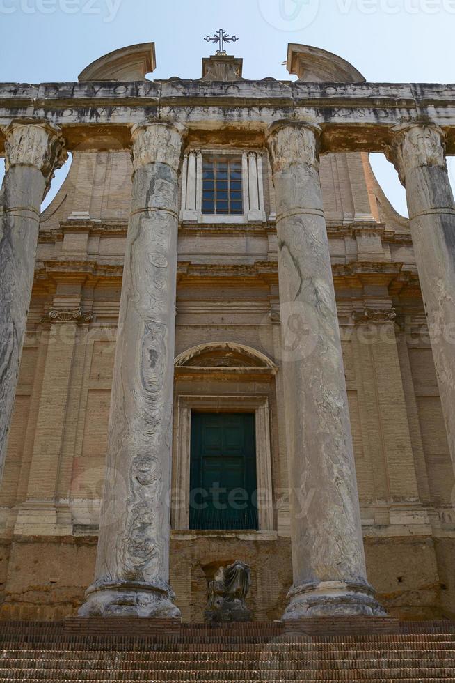 Antiguo templo romano de Antonio y Faustina en Roma Italia foto