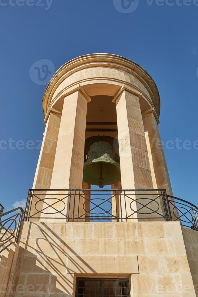 La Segunda Guerra Mundial Siege Bell War Memorial desde el punto de vista inferior en la parte inferior de los jardines Barrakka Valletta, Malta foto