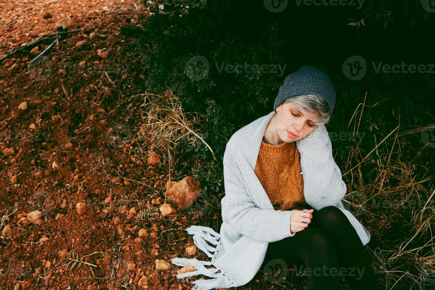 Mujer de mediana edad sola en la naturaleza en un frío día de otoño foto