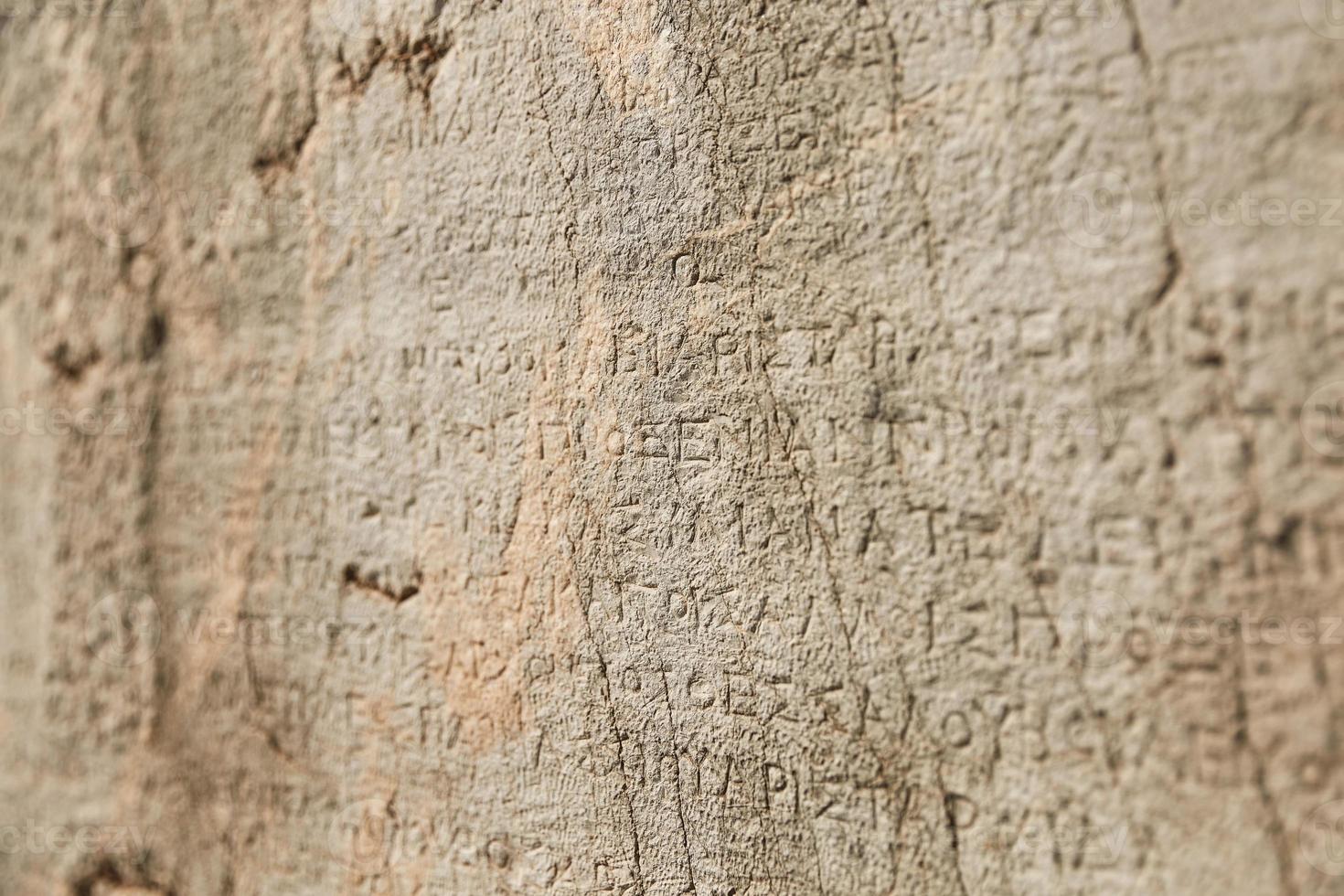 Escritura antigua en el sitio histórico de Delfos, Grecia foto