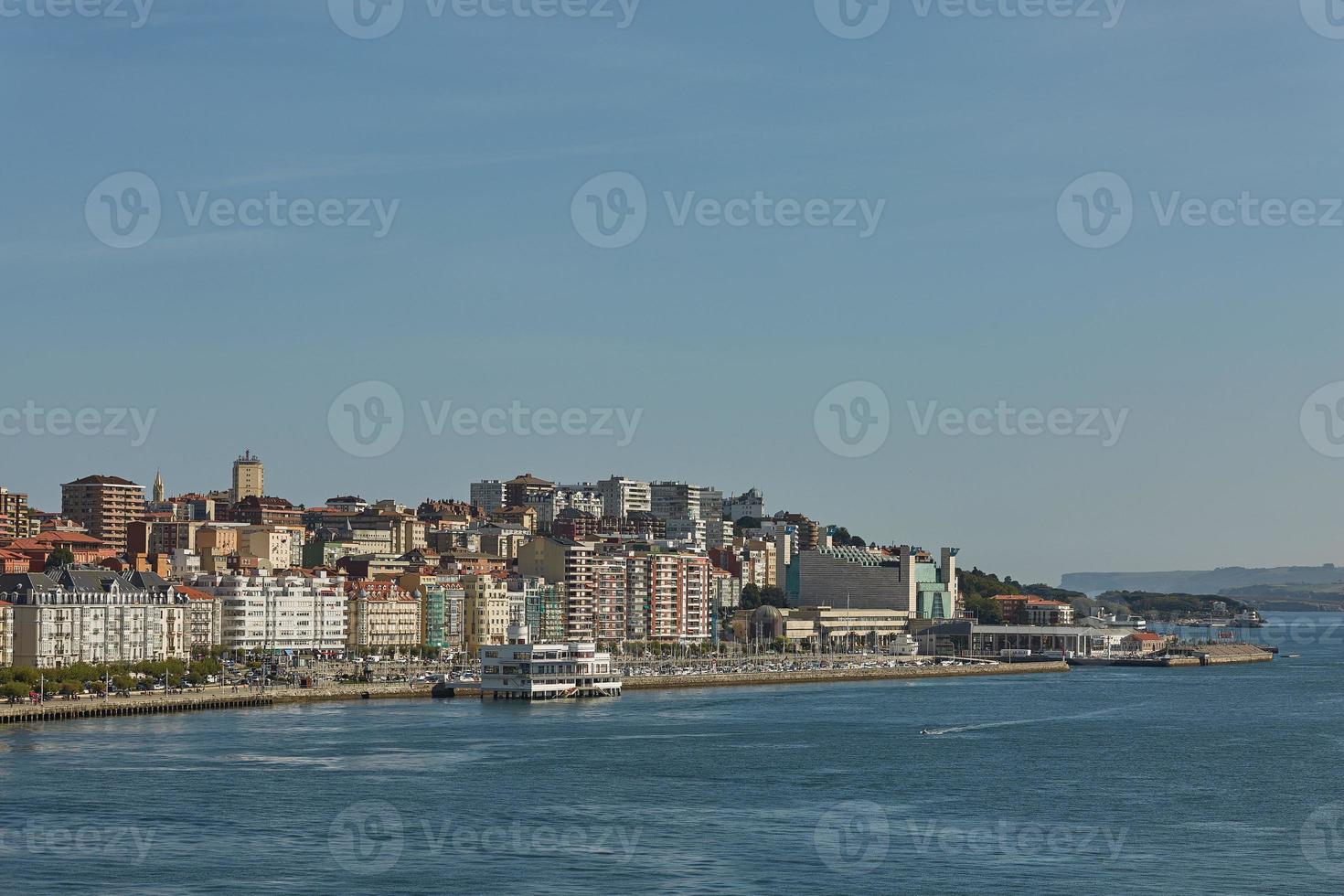 zona costera y puerto de santander en españa foto