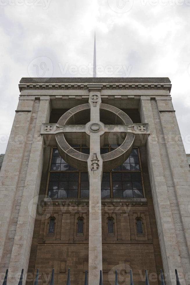 La catedral de Belfast cruz celta en la catedral de St Anne, la cruz más grande de Irlanda del Norte foto