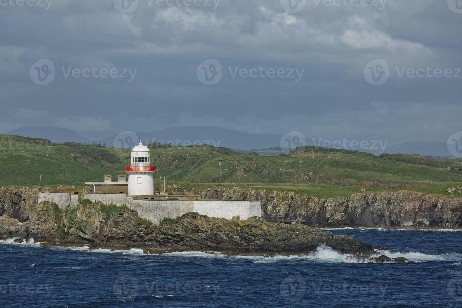 Faro de la isla podrida cerca de killybegs en el condado de Donegal en Irlanda foto