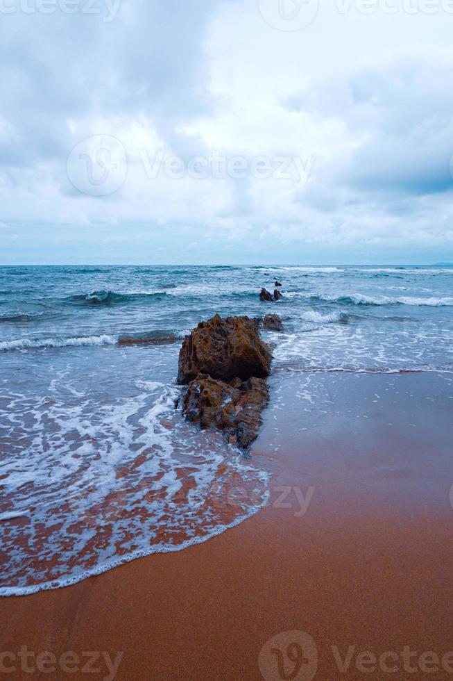 Acantilado de rocas y mar en la costa de Bilbao, España foto