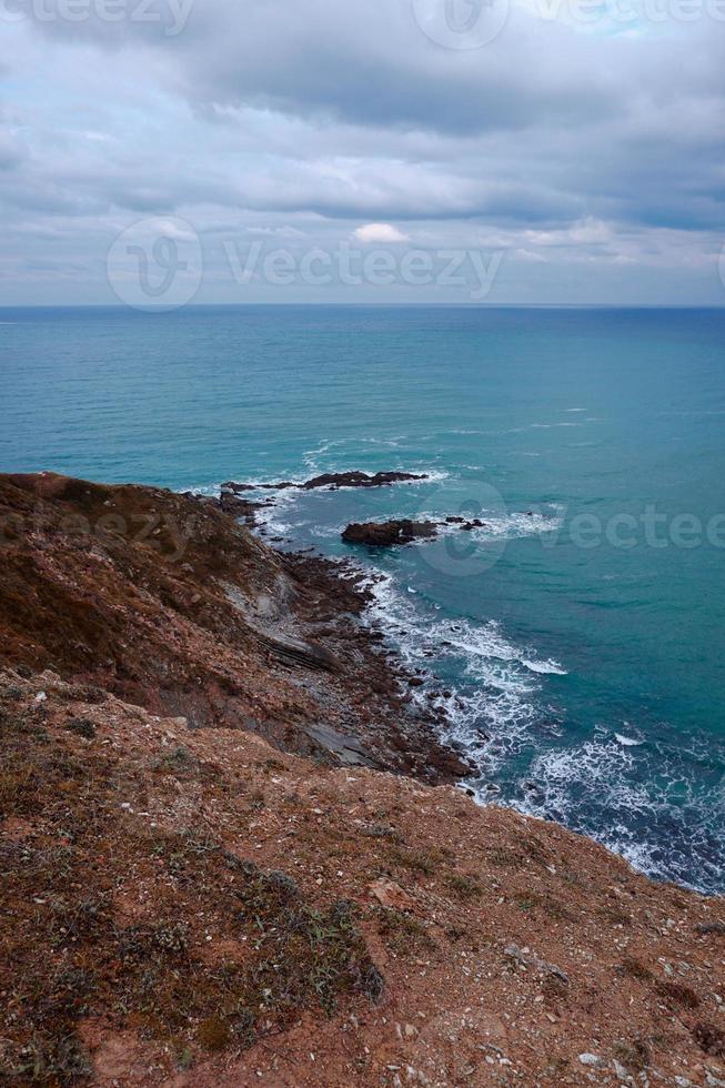 Acantilado de rocas y mar en la costa de Bilbao, España foto