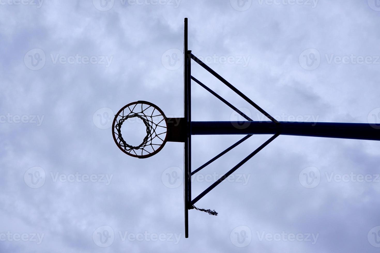 aro de baloncesto callejero y cielo azul foto