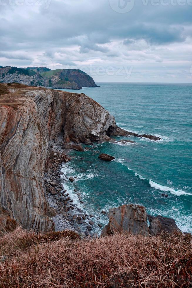 acantilado y rocas y mares en la costa. foto