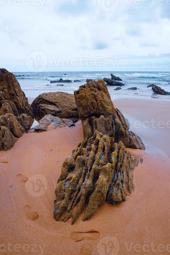 acantilado y rocas y mares en la costa. foto