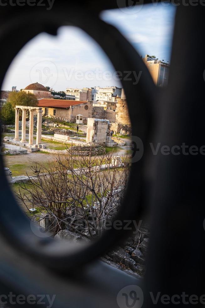 Ver a través de la puerta del foro romano ágora de Atenas, Grecia foto