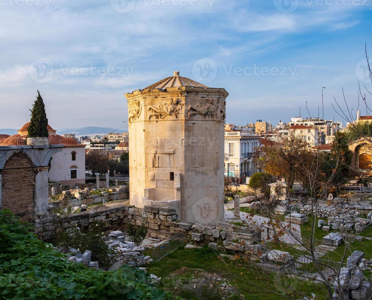 Restos del ágora romana y la torre de los vientos en Atenas, Grecia foto