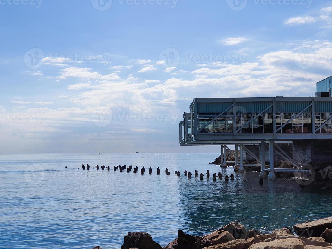 Puerto viejo y hermoso paseo marítimo mediterráneo en la ciudad turística de Limassol Lemesos en Chipre foto