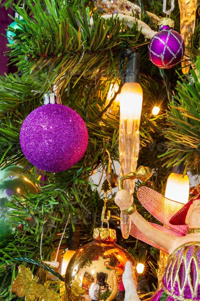 árbol de navidad decorado en un primer plano de tema púrpura foto