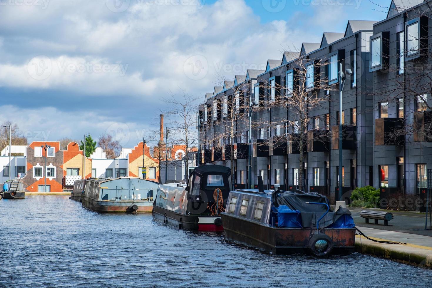 Barcos amarrados en un canal en New Islington área recientemente desarrollada en Manchester. foto