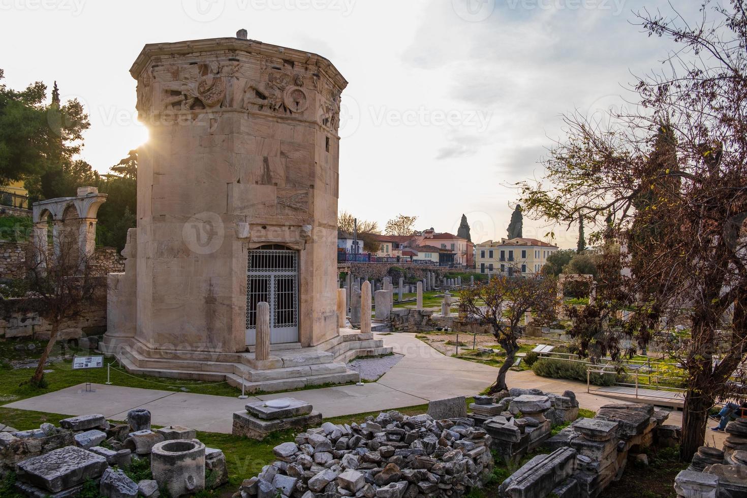 Restos del ágora romana y la torre de los vientos en Atenas, Grecia foto