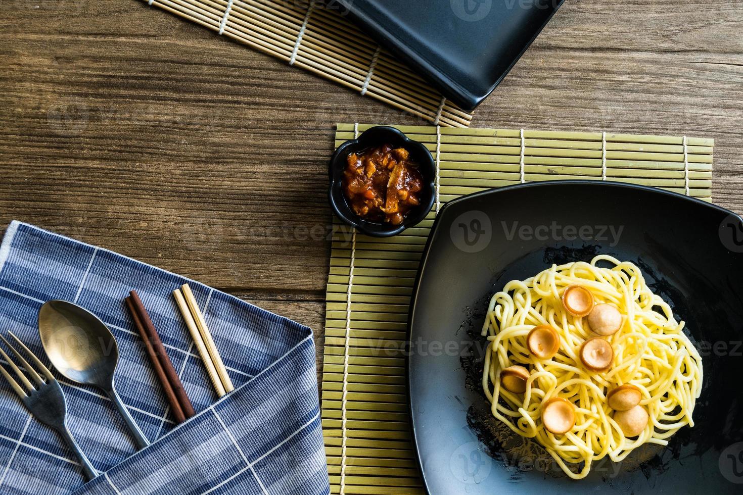 pasta de espagueti con salchicha y salsa de tomate foto