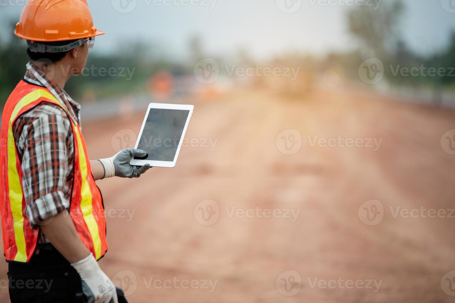 Ingeniero de construcción supervisando el trabajo en el sitio de construcción foto