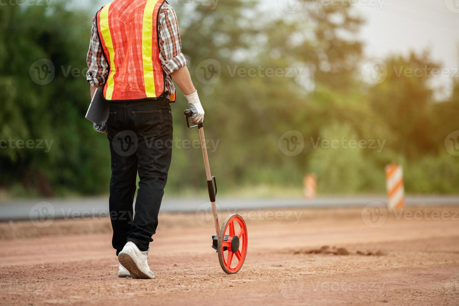 Ingeniero de construcción supervisando el trabajo en el sitio de construcción foto