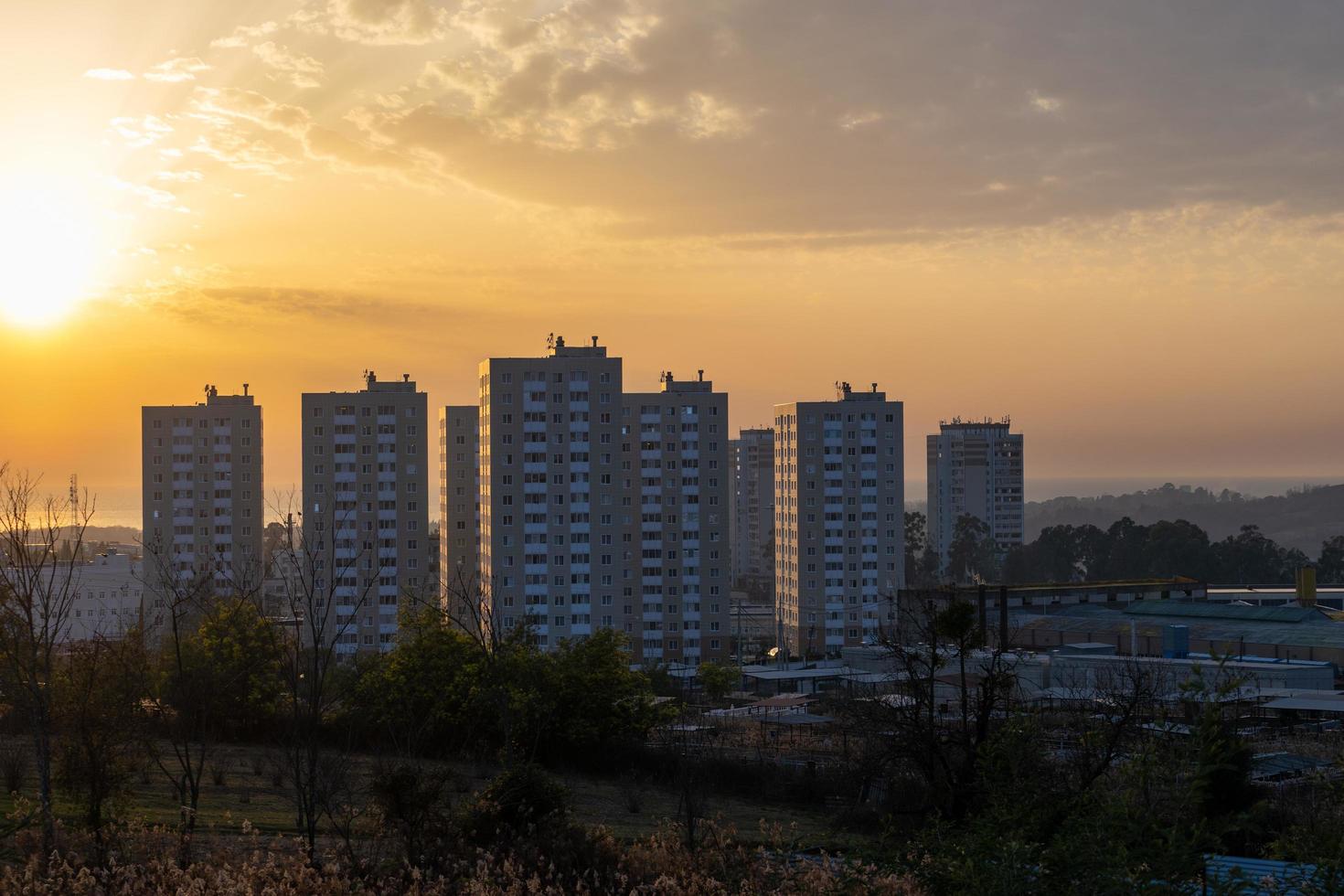 paisaje de la ciudad con fondo de puesta de sol foto