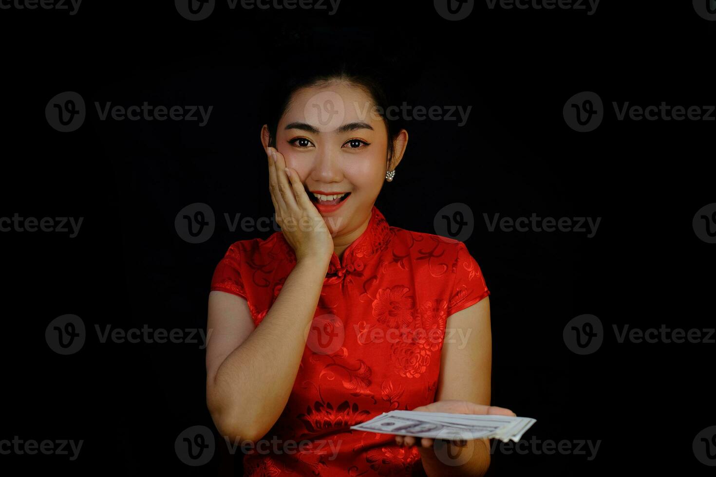 retrato, mujer asiática, vestido rojo, tradicional, cheongsam, tenencia, dinero, 100, dólar, billetes, en, el, fondo negro foto