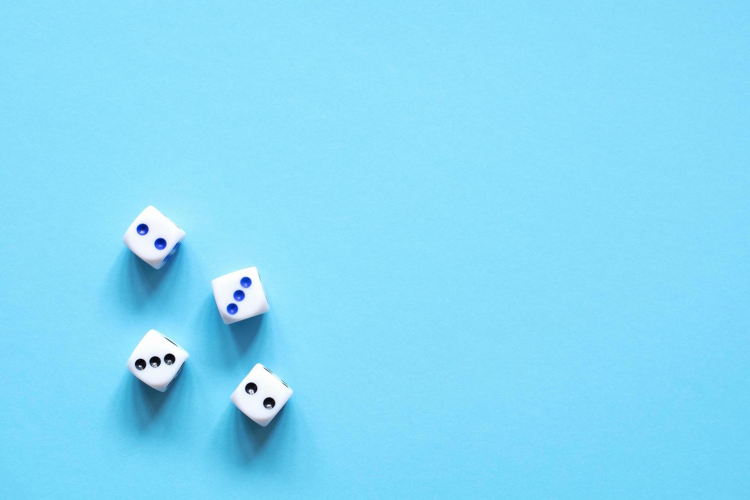 Dados de hueso blanco sobre fondo azul. foto