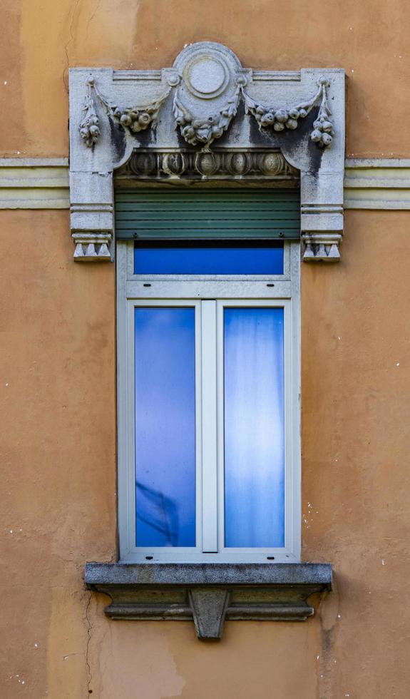 Bérgamo, Italia. 2021 - fachada de ventana tradicional foto