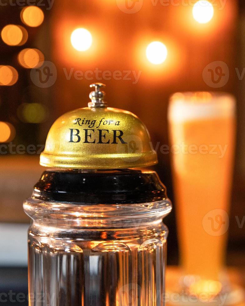 anillo para una cerveza con fondo de vaso de cerveza foto