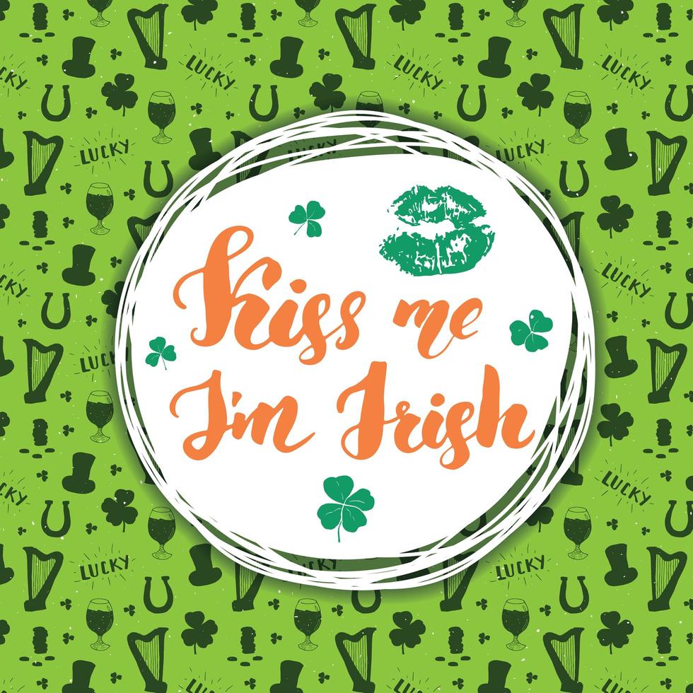 Bésame soy irlandés. Tarjeta de felicitación del día de San Patricio, letras a mano con labios y tréboles, vacaciones irlandesas cepillado ilustración de vector de signo caligráfico sobre fondo de patrón