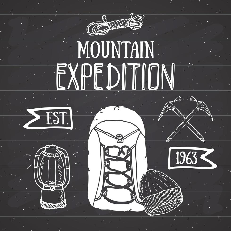 conjunto vintage de expedición de montaña. elementos de boceto dibujados a mano para el emblema de la insignia retro, la aventura de senderismo al aire libre y las montañas explorando el diseño de etiquetas, deportes extremos, ilustración vectorial en la pizarra. vector