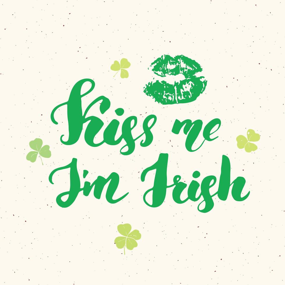 Bésame soy irlandés. Tarjeta de felicitación del día de San Patricio, letras a mano con labios y tréboles, vacaciones irlandesas cepillado ilustración de vector de signo caligráfico sobre fondo de patrón