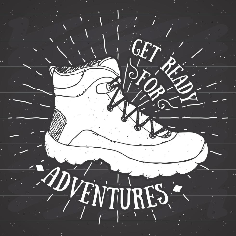 etiqueta vintage, insignia retro dibujada a mano con textura grunge o diseño de tipografía de camiseta con zapato de senderismo, ilustración de vector de bota de trekking en pizarra.