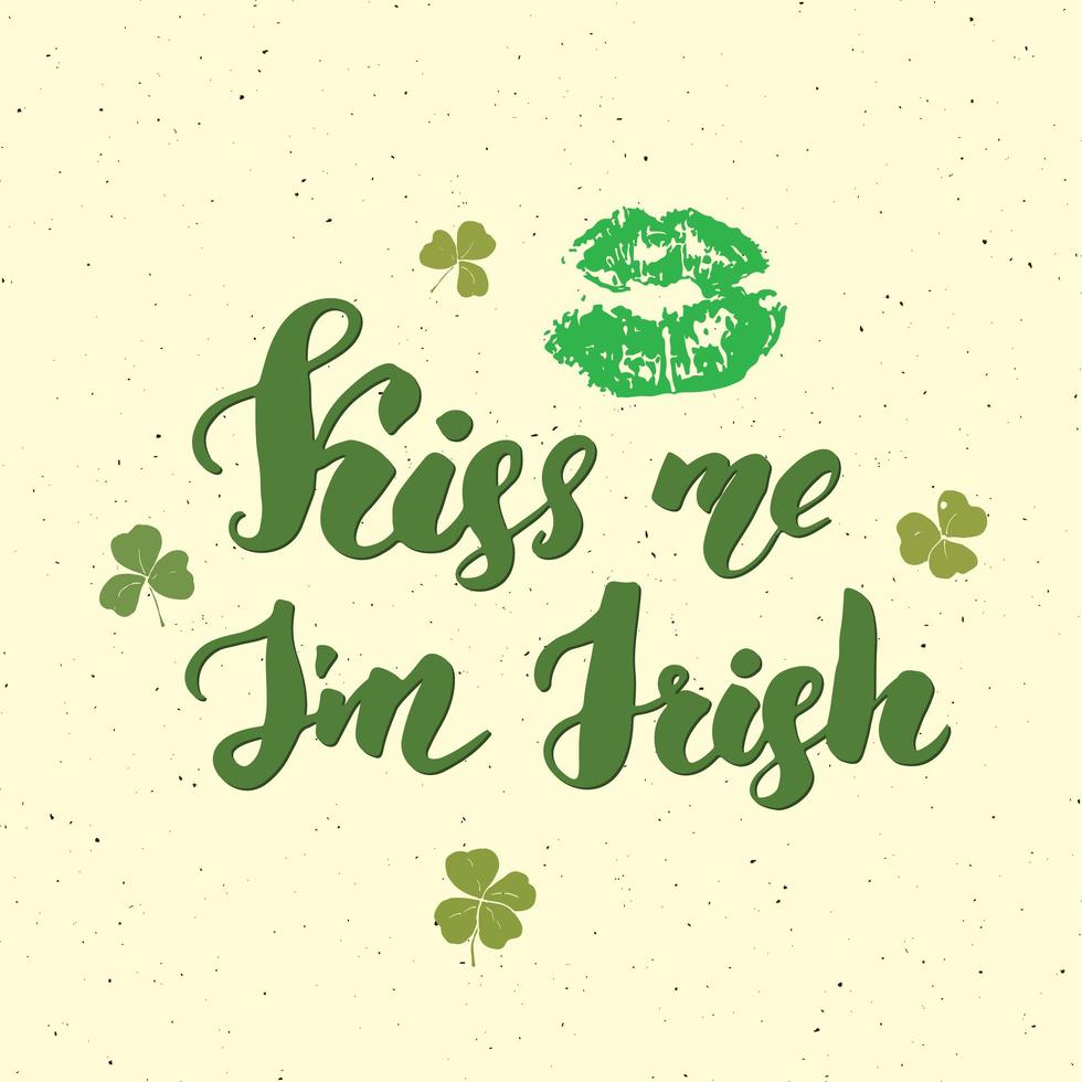 Bésame soy irlandés. Tarjeta de felicitación del día de San Patricio, letras a mano con labios y tréboles, vacaciones irlandesas cepillado ilustración de vector de signo caligráfico sobre fondo de patrón