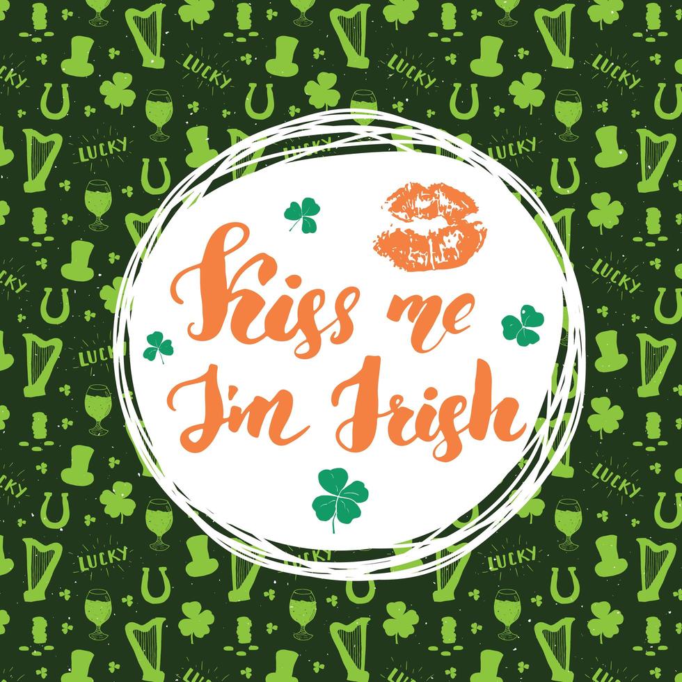 Bésame soy irlandés. Tarjeta de felicitación del día de San Patricio, letras a mano con labios y tréboles, vacaciones irlandesas cepillado ilustración de vector de signo caligráfico sobre fondo de patrón