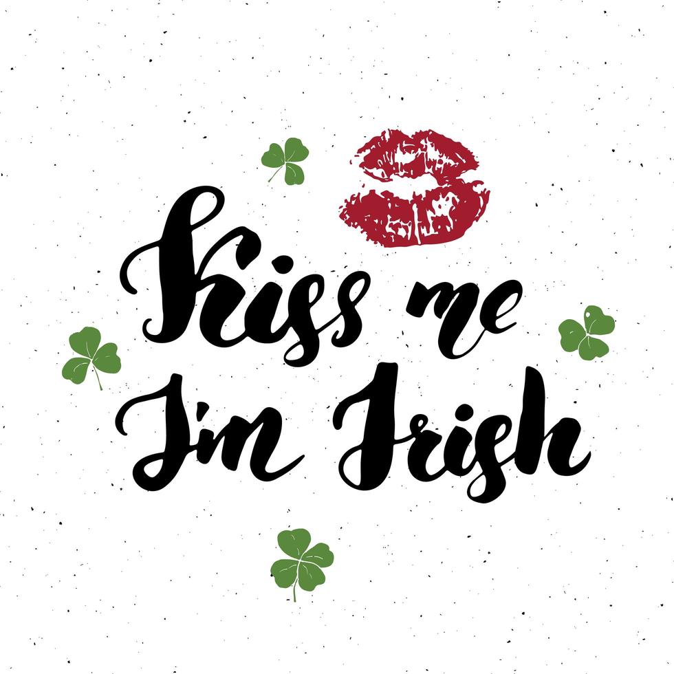 Bésame soy irlandés. Tarjeta de felicitación del día de San Patricio, letras a mano con labios y tréboles, vacaciones irlandesas cepillado ilustración de vector de signo caligráfico sobre fondo de patrón