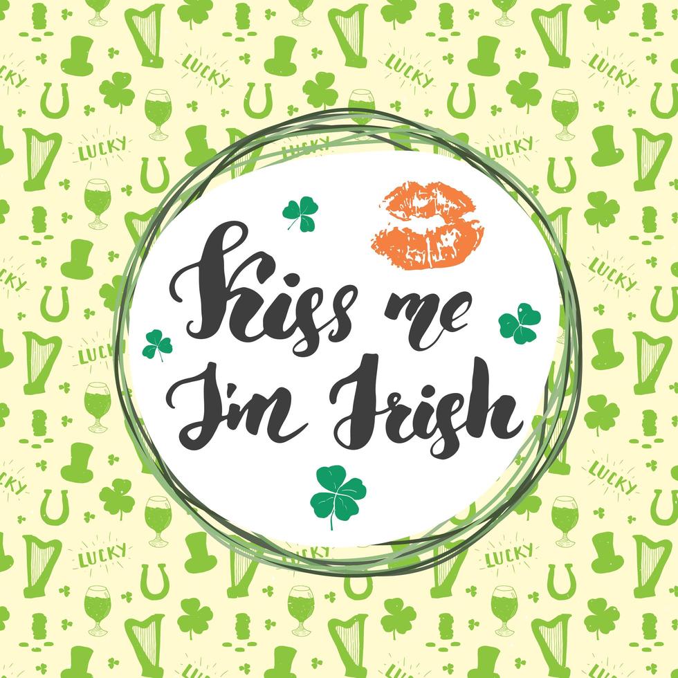 Bésame soy irlandés. Tarjeta de felicitación del día de San Patricio, letras a mano con labios y tréboles, vacaciones irlandesas cepillado ilustración de vector de signo caligráfico sobre fondo de patrón