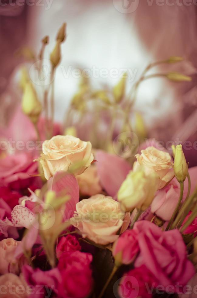 ramo de orquídeas y rosas sobre un fondo hermoso foto