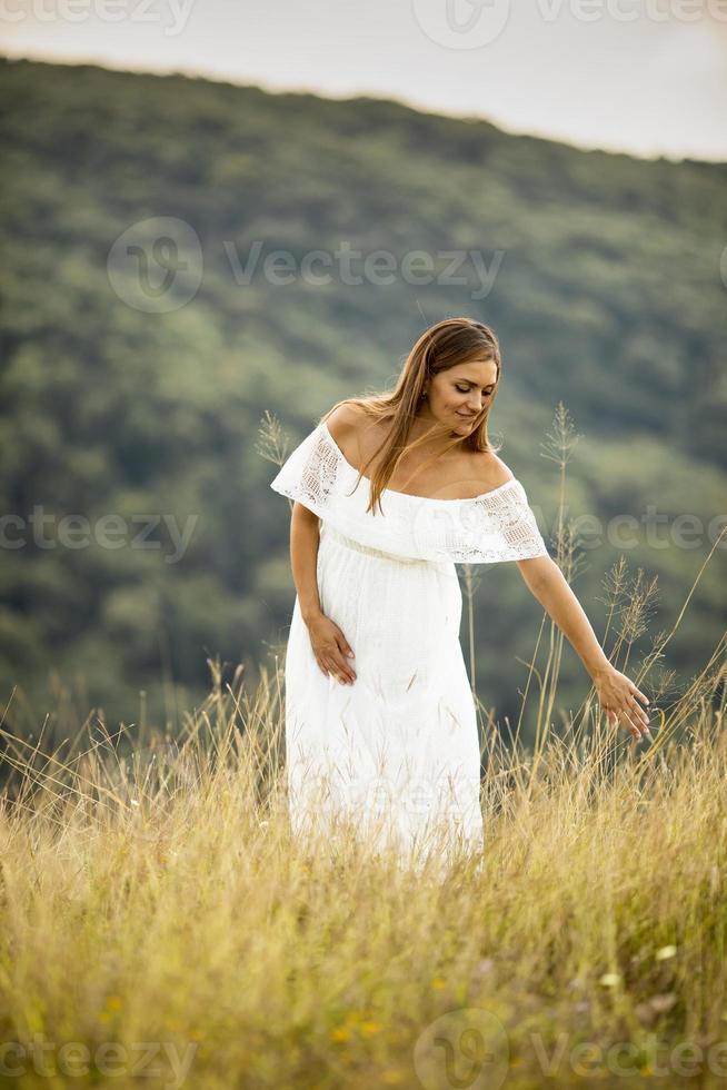 joven embarazada en el campo foto