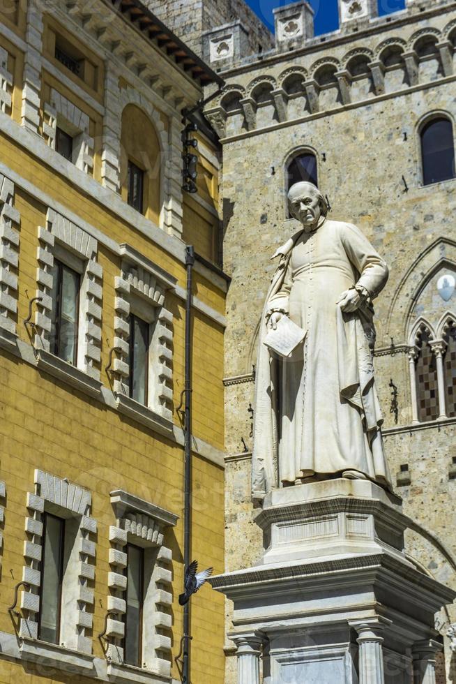 Monumento de Salustio Bandini en la plaza Salimbeni en Siena. foto