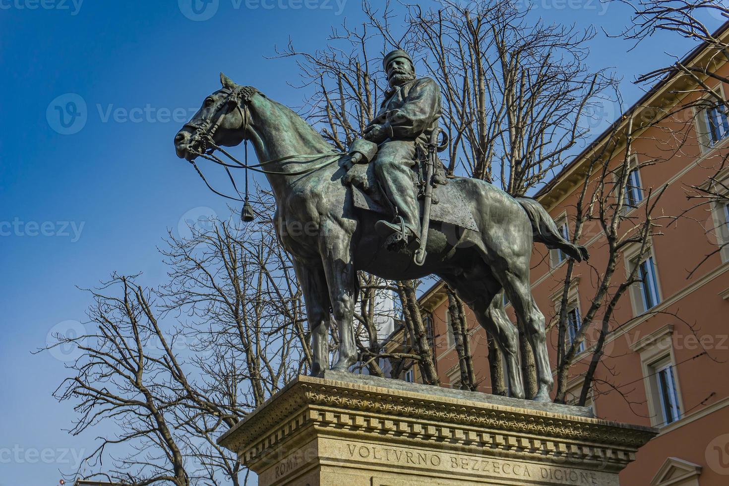 Monumento a Giuseppe Garibaldi en Bolonia, Italia foto