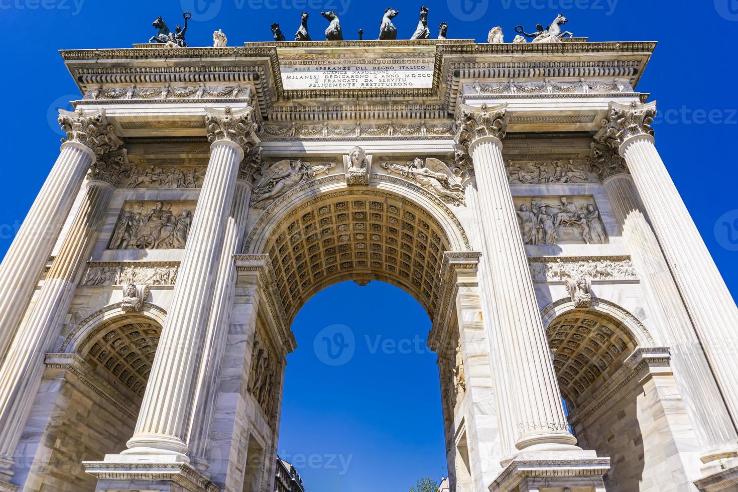 Arco de triunfo en el parque Sempione en Milán Italia foto