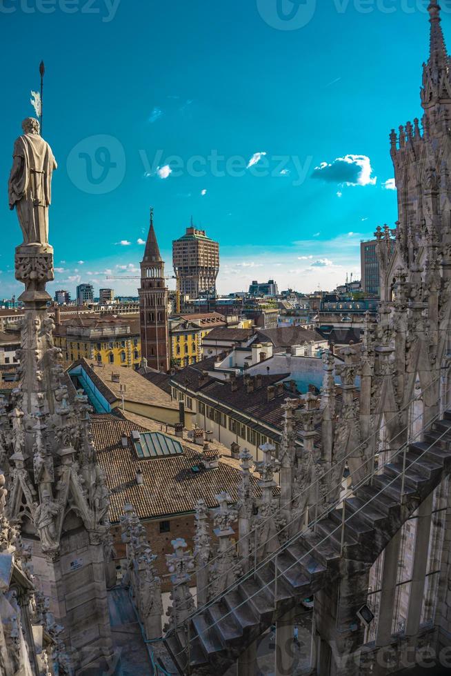 Vista panorámica del horizonte de la ciudad visto desde las terrazas de la catedral de Milán foto