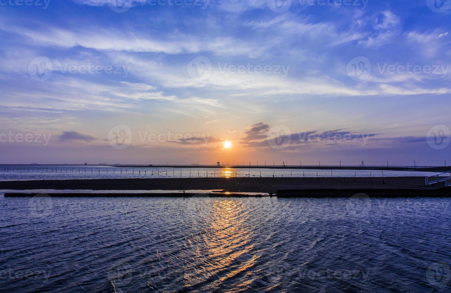 hermoso atardecer desde la costa de chiba foto