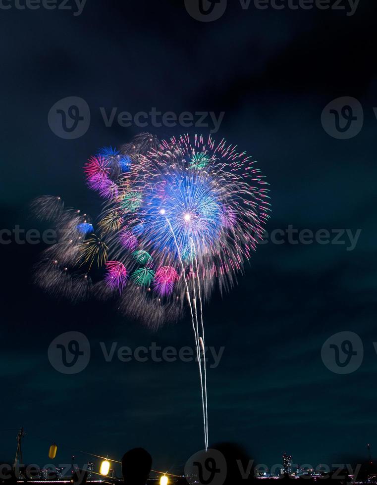 festival de fuegos artificiales en verano en tokio foto