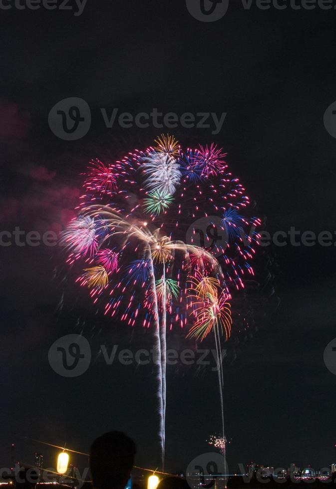 festival de fuegos artificiales en verano en tokio foto