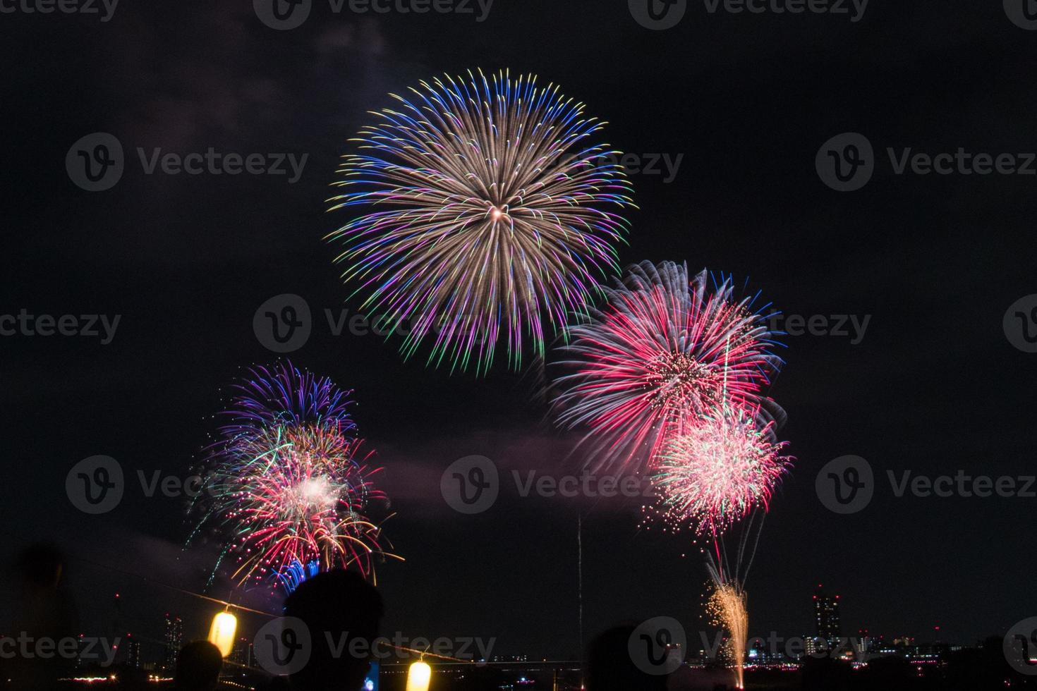 festival de fuegos artificiales en verano en tokio foto