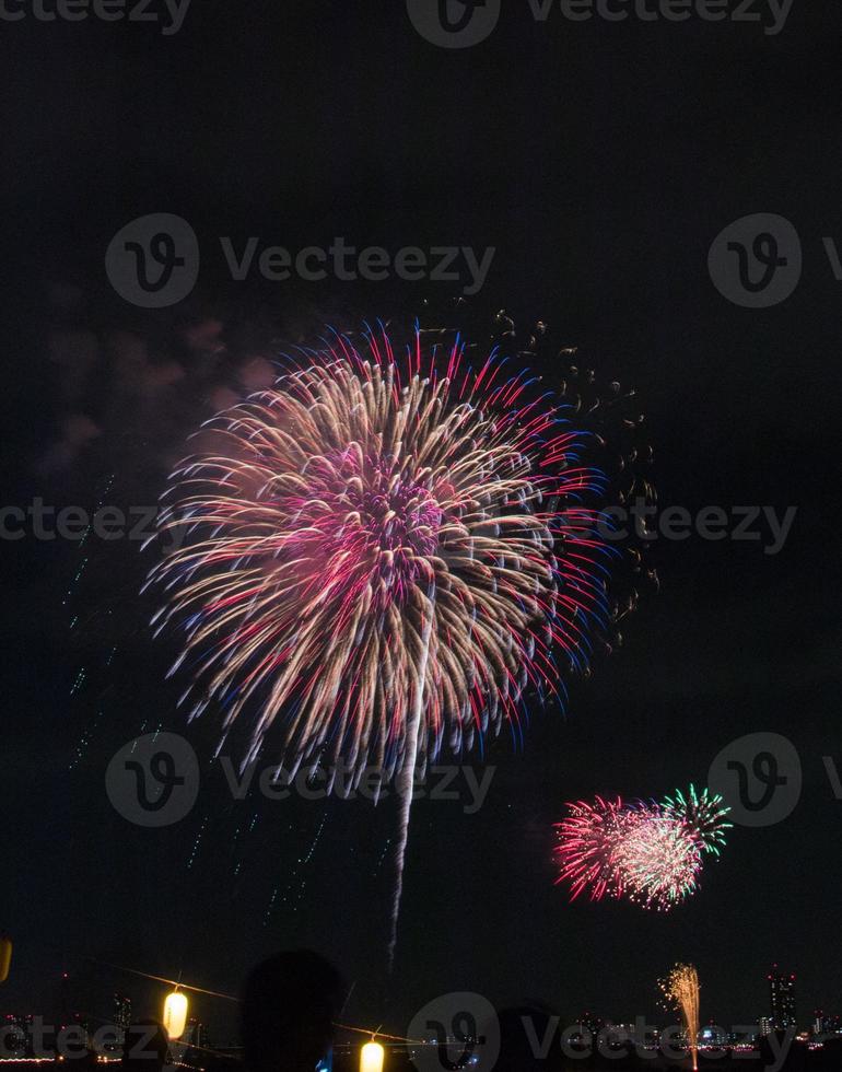 festival de fuegos artificiales en verano en tokio foto