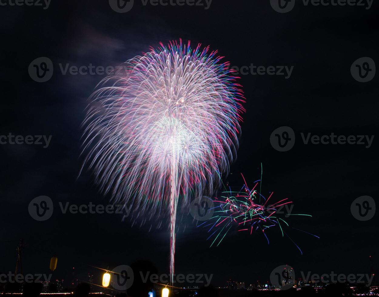 festival de fuegos artificiales en verano en tokio foto