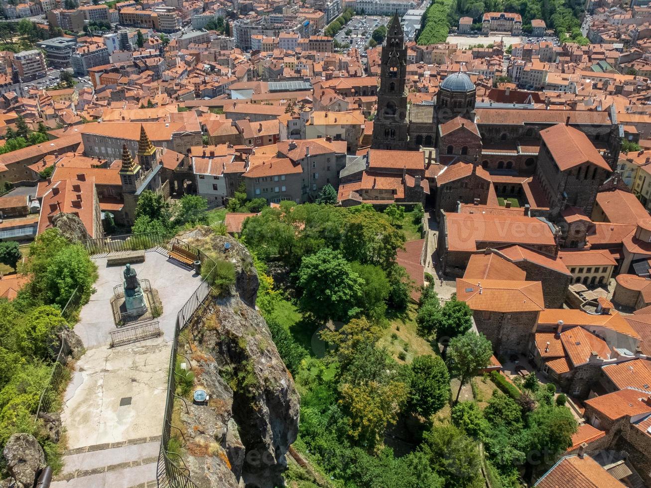 Catedral de Puy-en-Velay desde arriba, claustro, Haute-Loire, Francia foto